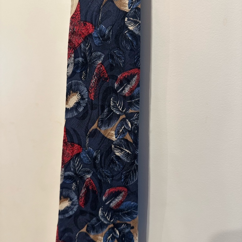 Rare, Latelier 100% Italian silk tie. Beautiful design.